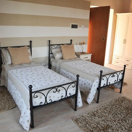 איסאו B&B Ronco Degli Ulivi חדר תמונה